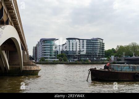 London, Großbritannien. 22. Mai 2023. In Vauxhall und Battersea, London, wurden zahlreiche Häuserblocks luxuriöser Appartements am Flussufer entlang der Themse gebaut. Auch in diesem Gebiet sind weitere Entwicklungen im Gange. Kredit: Maureen McLean/Alamy Stockfoto