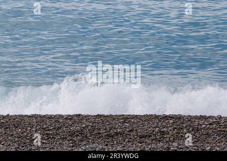 Blick auf das Meer und den Kieselstrand in Nizza in Frankreich Stockfoto