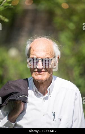 Michael Frayn, Dramatiker und Schriftsteller, spaziert im Garten des Charleston House, nachdem er seinen Vortrag auf dem Charleston Festival 2023 gehalten hat. Autor des Stücks Kopenhagen und Romane Headlong und Spione. Stockfoto