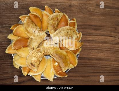 Katayef oder Katayef ist ein arabisches Dessert, das üblicherweise während des Ramadan serviert wird, eine Art süße Knödel gefüllt mit Sahne oder Nüssen. Stockfoto