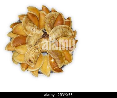 Katayef oder Katayef ist ein arabisches Dessert, das üblicherweise während des Ramadan serviert wird, eine Art süße Knödel gefüllt mit Sahne oder Nüssen. Stockfoto