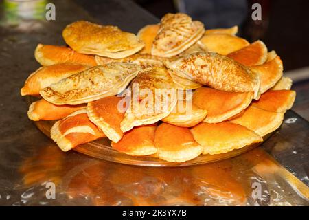 Katayef oder Katayef ist ein arabisches Dessert, das üblicherweise während des Ramadan serviert wird, eine Art süße Knödel gefüllt mit Sahne oder Nüssen. Stockfoto