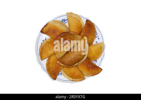 Katayef oder Katayef ist ein arabisches Dessert, das üblicherweise während des Ramadan serviert wird, eine Art süße Knödel gefüllt mit Sahne oder Nüssen. Stockfoto