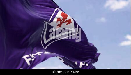 Florenz, IT, april 2023: Nahaufnahme der ACF Fiorentina Flagge, die im Wind weht. Fiorentina ist ein italienischer Fußballverein mit Sitz in Florenz. Illustrat Stockfoto