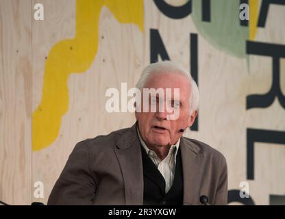 David Dimbleby, erfahrener BBC-Sender, hält auf dem Festival in Charleston einen Vortrag mit dem Titel „Keep Talk: A Broadcasting Life“, dem Titel seiner Memoiren. Stockfoto