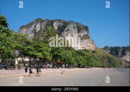 AO Nang Beach ist der Haupthafen auf Krabi und der berühmte Railay Beach ist nur 15 Minuten mit dem Langboot entfernt Stockfoto