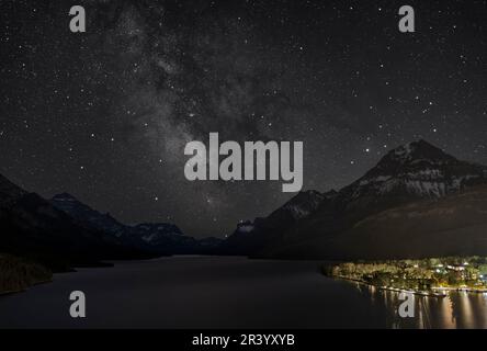 Blick auf den Milky Way über dem Upper Waterton Lake im Waterton Lakes National Park, Alberta, Kanada. Stockfoto