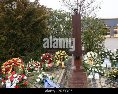 Kränze wurden anlässlich des Gedenktags am Magda Memorial in Magdeburg am 27.01.2023. Gelegt Stockfoto