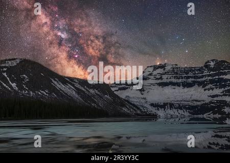 Die Milchstraße mit den Sternenwolken des galaktischen Kerns über dem Cameron Lake in Alberta, Kanada. Stockfoto