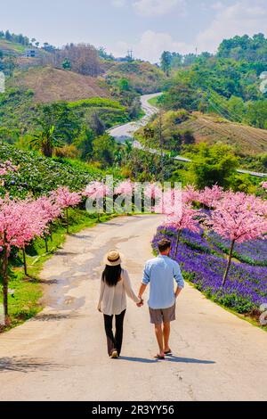 Ein Paar Männer und Frauen in einem Garten mit Blumen in den Bergen von Phetchabun Kha Kho Thailand Stockfoto