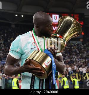 Rom, Italien. 24. Mai 2023. Romelu Lukaku vom FC Internazionale küsst die Trophäe nach dem Sieg des Coppa Italia-Spiels 2-1 im Stadio Olimpico, Rom. Der Bildausdruck sollte lauten: Jonathan Moscrop/Sportimage Credit: Sportimage Ltd/Alamy Live News Stockfoto