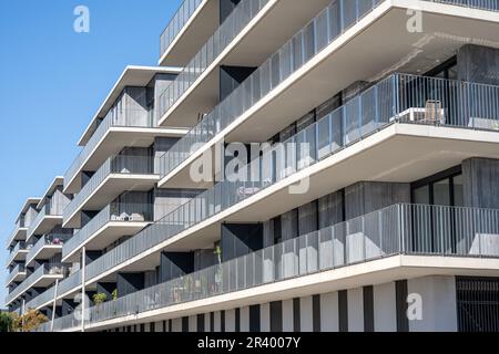 Neues graues Apartmentgebäude in Barcelona, Spanien Stockfoto