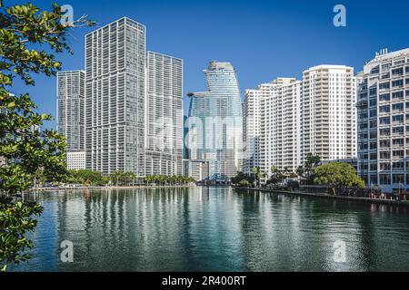 Miami, USA - 5. Dezember 2022. Blick auf die Wolkenkratzer von Brickell und Downtown in Miami Stockfoto