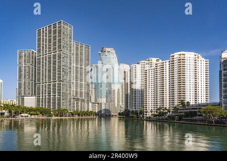 Miami, USA - 5. Dezember 2022. Blick auf die Wolkenkratzer von Brickell und Downtown in Miami Stockfoto