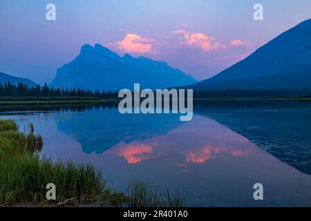 Sonnenuntergang über dem Mt. Rundle spiegelt sich in den stillen Gewässern von Vermilion Lakes, Banff, Alberta, Kanada. Stockfoto