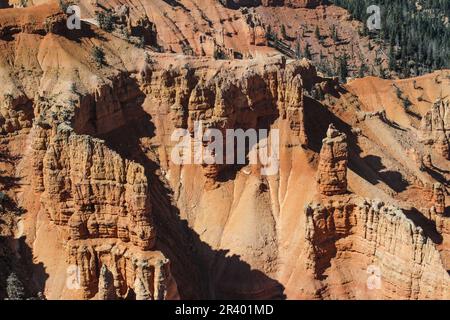 Cedar Breaks NM, die Krönung der Grand Staircase, befindet sich auf über 10.000 m Höhe und blickt hinunter in ein ca. 800 m tiefes geologisches Wunder eines Amphitheaters. Stockfoto