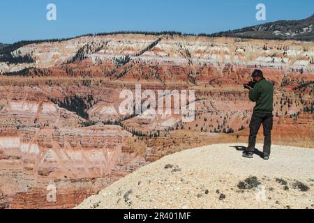 Cedar Breaks NM, die Krönung der Grand Staircase, befindet sich auf über 10.000 m Höhe und blickt hinunter in ein ca. 800 m tiefes geologisches Wunder eines Amphitheaters. Stockfoto