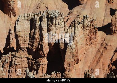 Cedar Breaks NM, die Krönung der Grand Staircase, befindet sich auf über 10.000 m Höhe und blickt hinunter in ein ca. 800 m tiefes geologisches Wunder eines Amphitheaters. Stockfoto