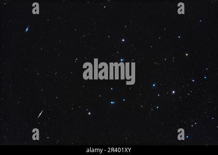 Koma Berenices Sterncluster Melotte 111, mit zwei Galaxien links; NGC 4559 und NGC 4565. Stockfoto