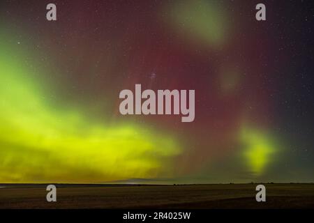 Ein Auroralsturm aus dem Jahr G2 mit den Vorhängen mit abgetrennten Auroralklumpen. Stockfoto