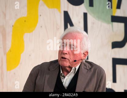 David Dimbleby, erfahrener BBC-Sender, hält auf dem Festival in Charleston einen Vortrag mit dem Titel „Keep Talk: A Broadcasting Life“, dem Titel seiner Memoiren. Stockfoto