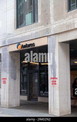 London, England, Großbritannien. 25. Mai 2023. Mitglieder des Extinction Rebellion and Coal Action Network protestieren bei Lloyds of London, während sie weiterhin fossile Brennstoffunternehmen versichern, und gegen Probitas wegen der Versicherung von Adani Credit: Denise Laura Baker/Alamy Live News Stockfoto