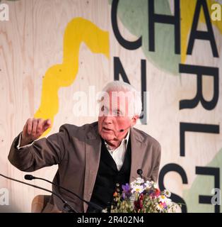 David Dimbleby, erfahrener BBC-Sender, hält auf dem Festival in Charleston einen Vortrag mit dem Titel „Keep Talk: A Broadcasting Life“, dem Titel seiner Memoiren. Stockfoto