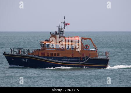 Seaford Bay, East Sussex, Großbritannien. 25. Mai 2023. Küstenwache und RNLI reagieren auf Berichte von zwei Personen, die in kleinen aufblasbaren Booten ins Meer gefegt wurden. Newhavens Allwetter-Rettungsboot zusammen mit den Bodenteams der Küstenwache und dem Hubschrauber der Küstenwache waren bald vor Ort und die beiden Personen wurden sicher an die Küste zurückgebracht. Die Teams wurden mit Applaus von denen begrüßt, die den Vorfall am Strand miterlebt haben. Kredit: Newspics UK South/Alamy Live News Stockfoto