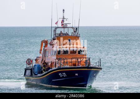 Seaford Bay, East Sussex, Großbritannien. 25. Mai 2023. Küstenwache und RNLI reagieren auf Berichte von zwei Personen, die in kleinen aufblasbaren Booten ins Meer gefegt wurden. Newhavens Allwetter-Rettungsboot zusammen mit den Bodenteams der Küstenwache und dem Hubschrauber der Küstenwache waren bald vor Ort und die beiden Personen wurden sicher an die Küste zurückgebracht. Die Teams wurden mit Applaus von denen begrüßt, die den Vorfall am Strand miterlebt haben. Kredit: Newspics UK South/Alamy Live News Stockfoto