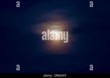 26. Mai 2021 - partielle Mondfinsternis in den Wolken. Stockfoto