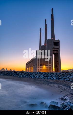 Das stillgelegte Wärmekraftwerk in Sant Adria in der Nähe von Barcelona nach Sonnenuntergang Stockfoto