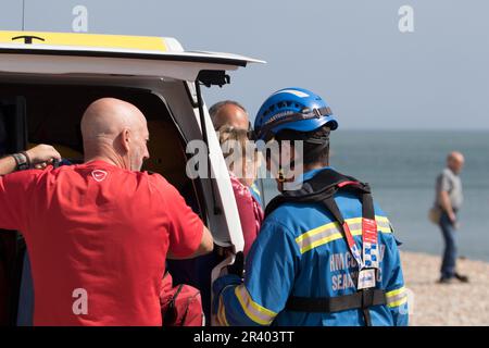 Seaford Bay, East Sussex, Großbritannien. 25. Mai 2023. Küstenwache und RNLI reagieren auf Berichte von zwei Personen, die in kleinen aufblasbaren Booten ins Meer gefegt wurden. Newhavens Allwetter-Rettungsboot zusammen mit den Bodenteams der Küstenwache und dem Hubschrauber der Küstenwache waren bald vor Ort und die beiden Personen wurden sicher an die Küste zurückgebracht. Die Teams wurden mit Applaus von denen begrüßt, die den Vorfall am Strand miterlebt haben. Kredit: Newspics UK South/Alamy Live News Stockfoto