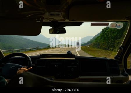 Foto aus dem Inneren eines Minibusses auf dem Weg von Da Nang nach Hue auf dem Highway DT601 durch die Berge. Stockfoto