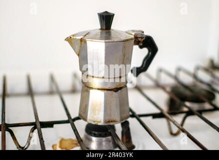 Bild einer traditionellen Kaffeekanne aus Metall Stockfoto