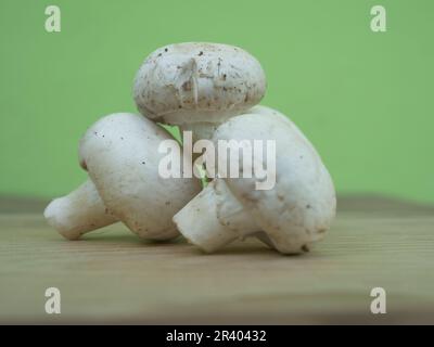 Lady's Finger, frische grüne Gemüsestückchen auf einem Holzbrett angeordnet Stockfoto