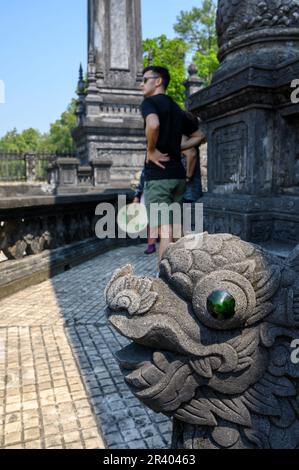 Ein Steindrache bewacht das Grab am Mausoleum von Kaiser Khai Dinh vor Hue, der antiken Hauptstadt Vietnams. Stockfoto