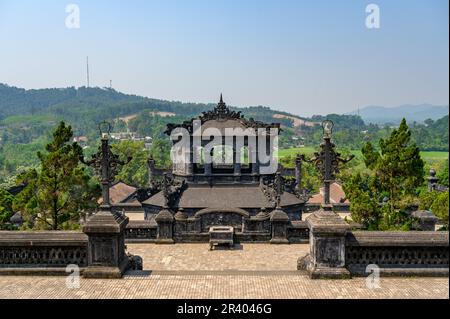 Ziersteinbauten am Mausoleum von Kaiser Khai Dinh auf dem Berg Chau Chu in der Nähe von Hue, der antiken Hauptstadt Vietnams. Stockfoto