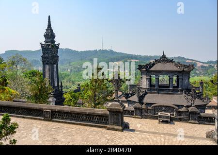 Ziersteinbauten am Mausoleum von Kaiser Khai Dinh auf dem Berg Chau Chu in der Nähe von Hue, der antiken Hauptstadt Vietnams. Stockfoto