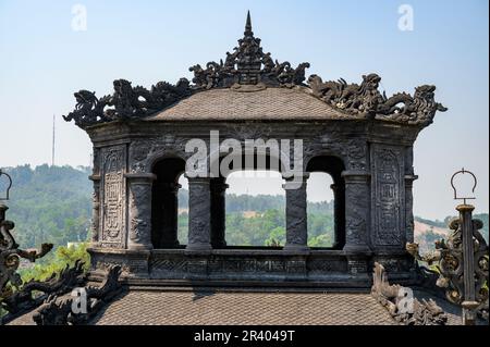 Ziersteinbauten am Mausoleum von Kaiser Khai Dinh auf dem Berg Chau Chu in der Nähe von Hue, der antiken Hauptstadt Vietnams. Stockfoto