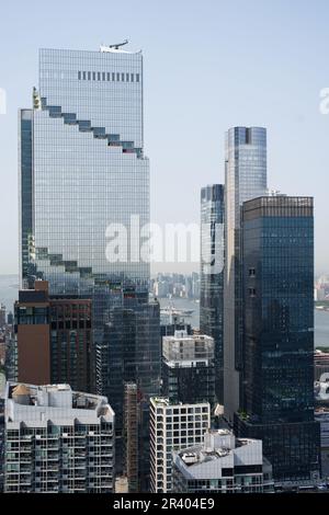 Kriegsschiffe, die in Manhattan ankommen, New York City, für eine Flottenwoche Stockfoto