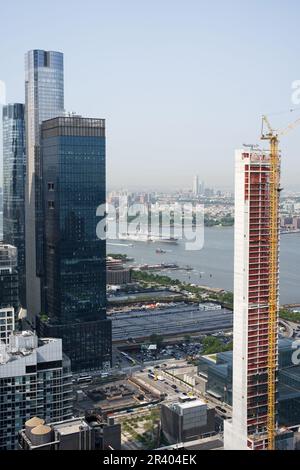 Kriegsschiffe, die in Manhattan ankommen, New York City, für eine Flottenwoche Stockfoto