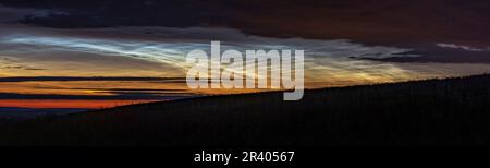 Ein Panoramablick auf die nächtlichen nächtlichen nächtlichen nächtlichen nächtlichen dunklen Wolken im Süden Albertas, Kanada. Stockfoto