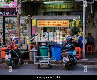 Bangkok Ratchawat Thailand Menschen, die thailändisches Street Food an einem Imbissstand mit einem Wok Pfanne Braten zubereiten Stockfoto