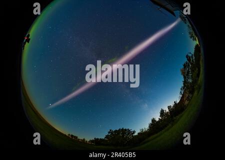 Der berüchtigte STEVE-Bogen aus heißem, fließendem Gas in Verbindung mit einer aktiven aurora. Stockfoto