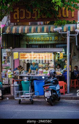 Bangkok Ratchawat Thailand Menschen, die thailändisches Street Food an einem Imbissstand mit einem Wok Pfanne Braten zubereiten Stockfoto