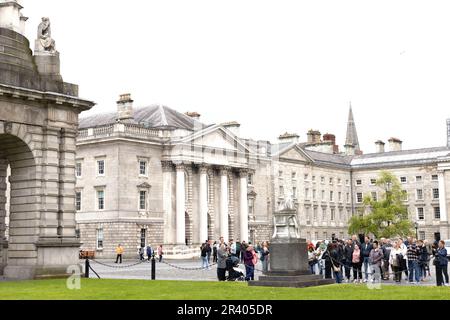 Eine Gruppe versammelte sich zu einer Tour auf dem Gelände des Trinity College in Dublin, Irland. Stockfoto