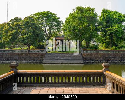 Ein Pavillon und Teich in der Kaiserstadt, Zitadelle von Hue, die antike Hauptstadt von Vietnam. Stockfoto