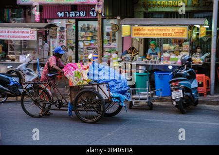 Bangkok Ratchawat Thailand Menschen, die thailändisches Street Food an einem Imbissstand mit einem Wok Pfanne Braten zubereiten Stockfoto