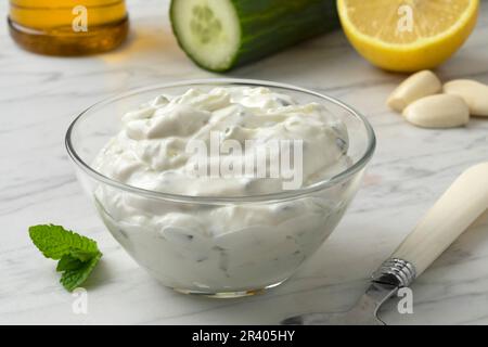 Schüssel mit frisch zubereitetem, traditionellem griechischen Tzatziki aus nächster Nähe Stockfoto