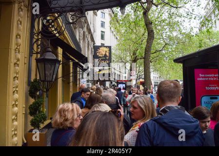 London, Großbritannien. 25. Mai 2023. Vor dem Aldwych Theater stehen die Leute Schlange, um Tina Turner das Musical am Tag nach dem Tod von Tina Turner zu sehen. Die Rock 'n' Roll-Legende ist 83 Jahre alt. Kredit: SOPA Images Limited/Alamy Live News Stockfoto